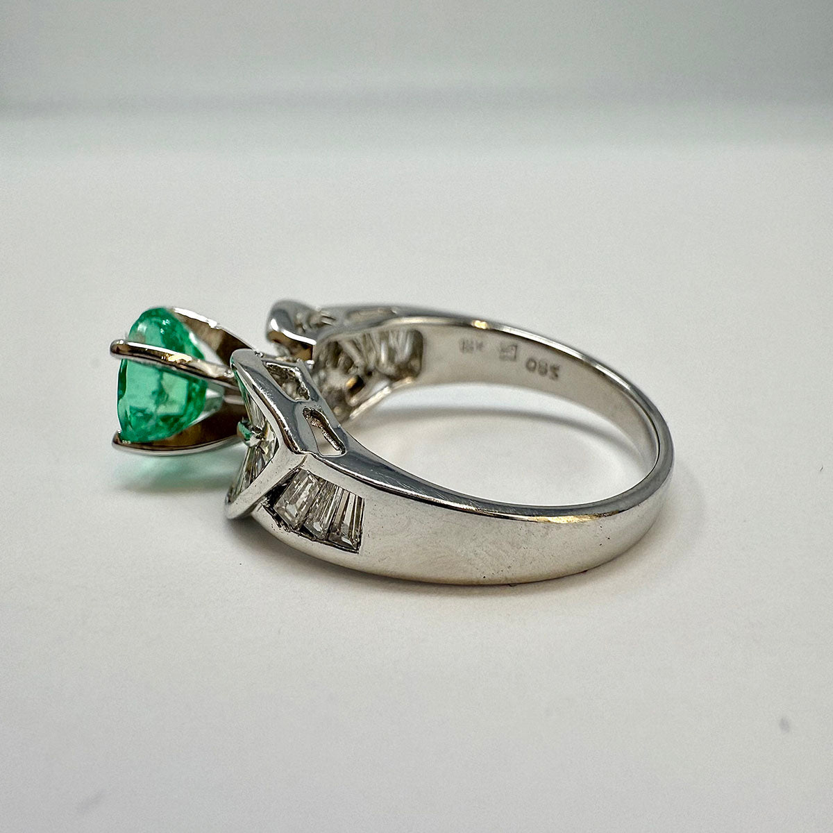 18K White Gold Ring with Diamond and Emerald
