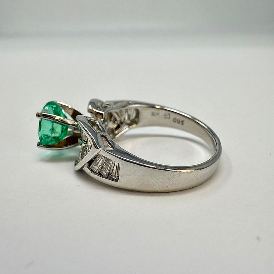 18K White Gold Ring with Diamond and Emerald