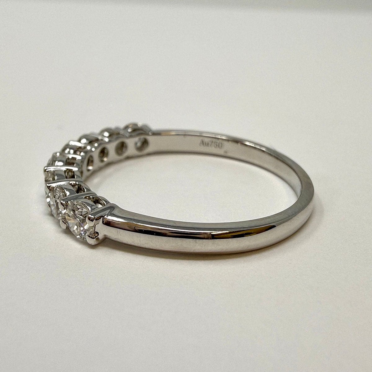 18K White Gold Ring with 8 Brilliant Cut Diamonds