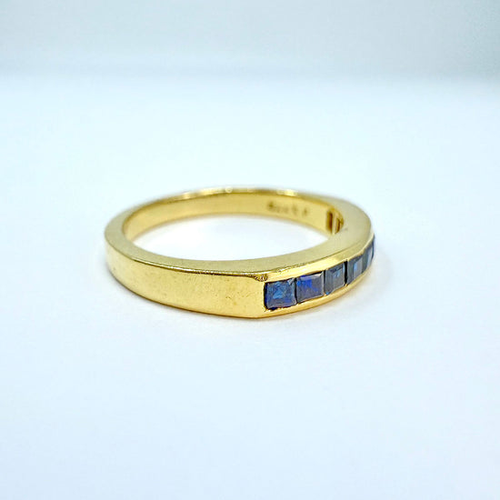18K Gold Ring with 9 Sapphires
