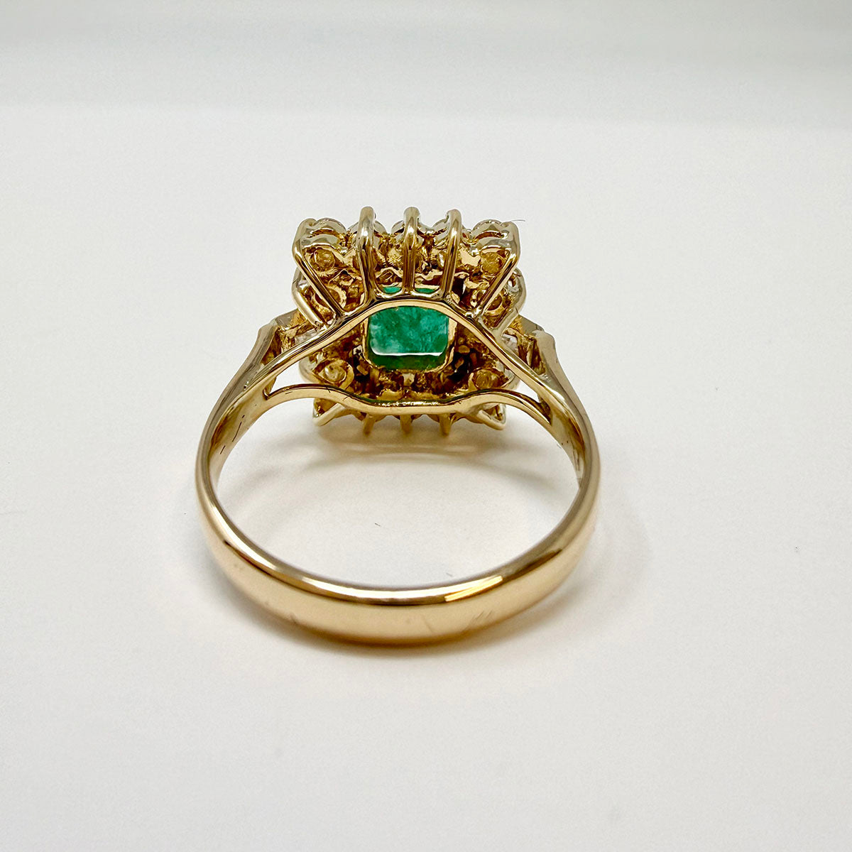 18K Gold Ring with Emerald and Diamonds