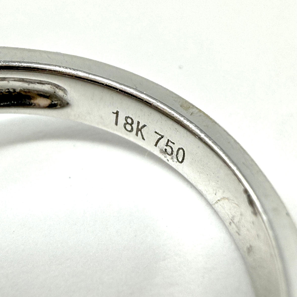 18K White Gold Ring with Diamonds