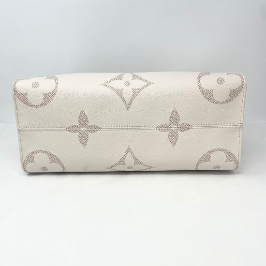Louis Vuitton Monogram Giant OnTheGo Tote