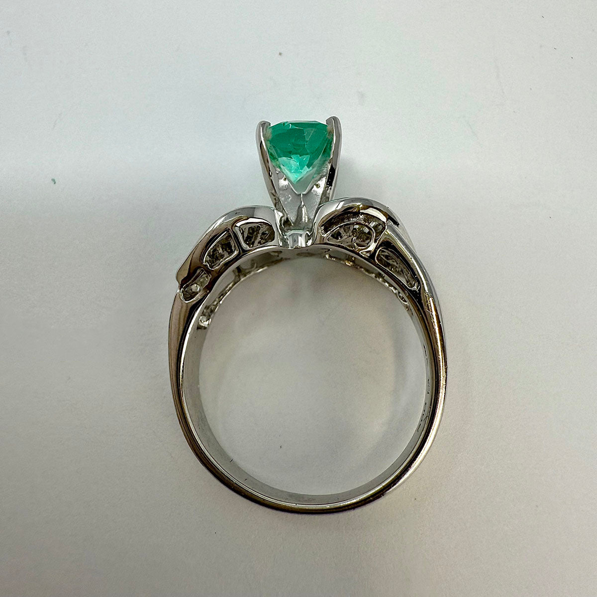 18K White Gold Ring with Diamond and Emerald