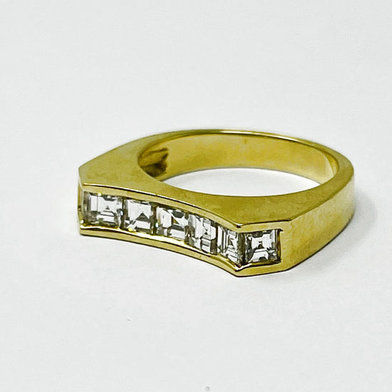 Prestige 18K Gold Ring with Diamonds