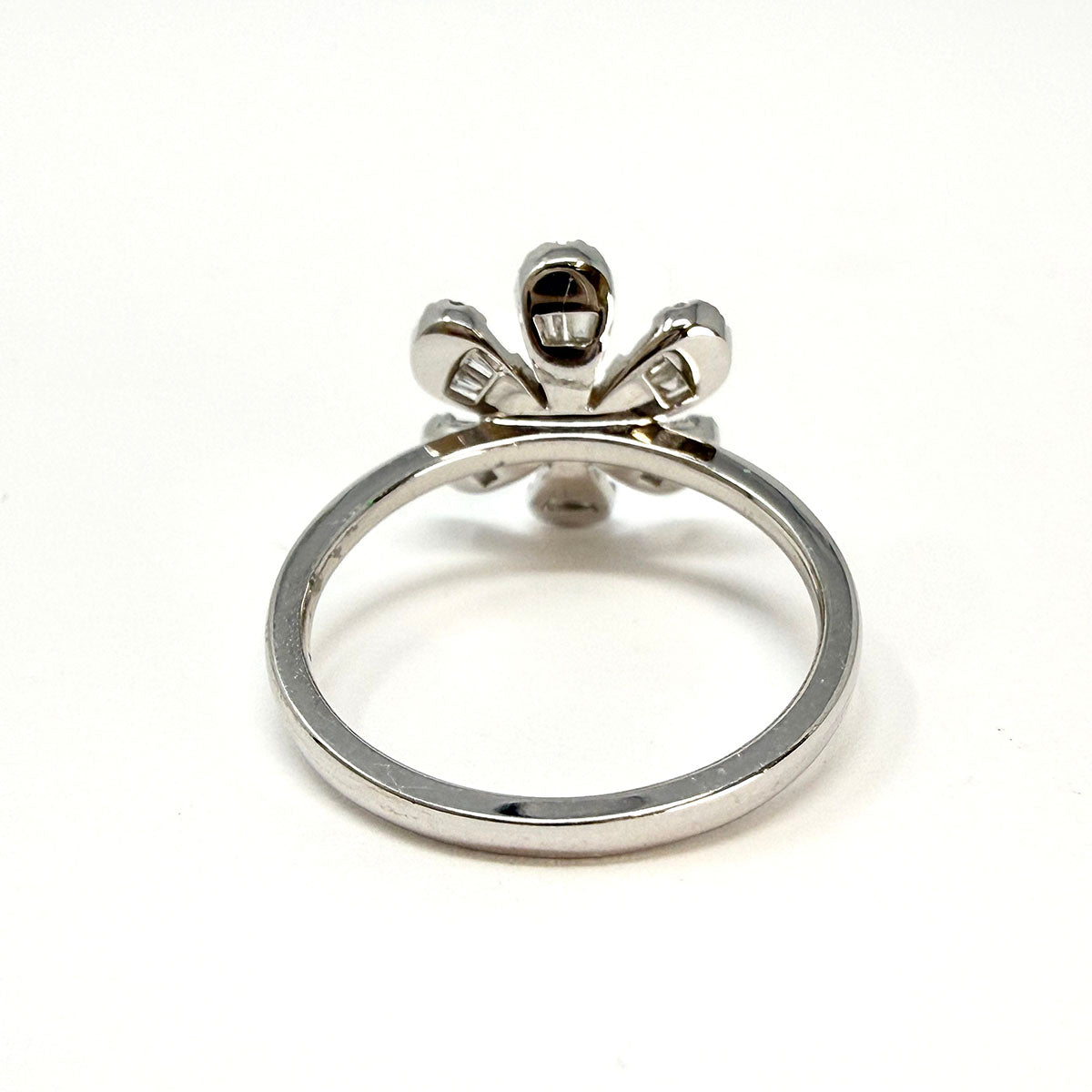 14K White Gold Flower Ring with Diamond