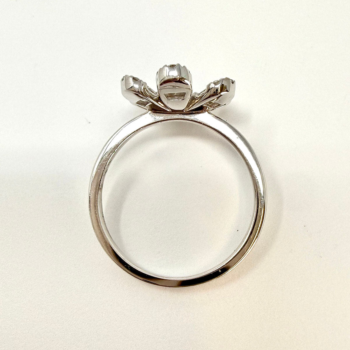 14K White Gold Flower Ring with Diamond