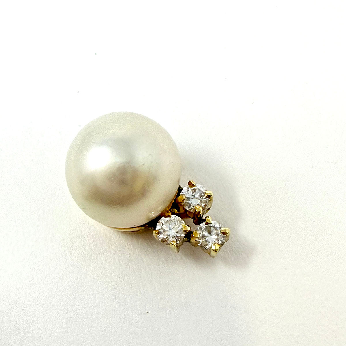 18K Gold Stud Earrings with Freshwater Pearl and 3 Diamonds