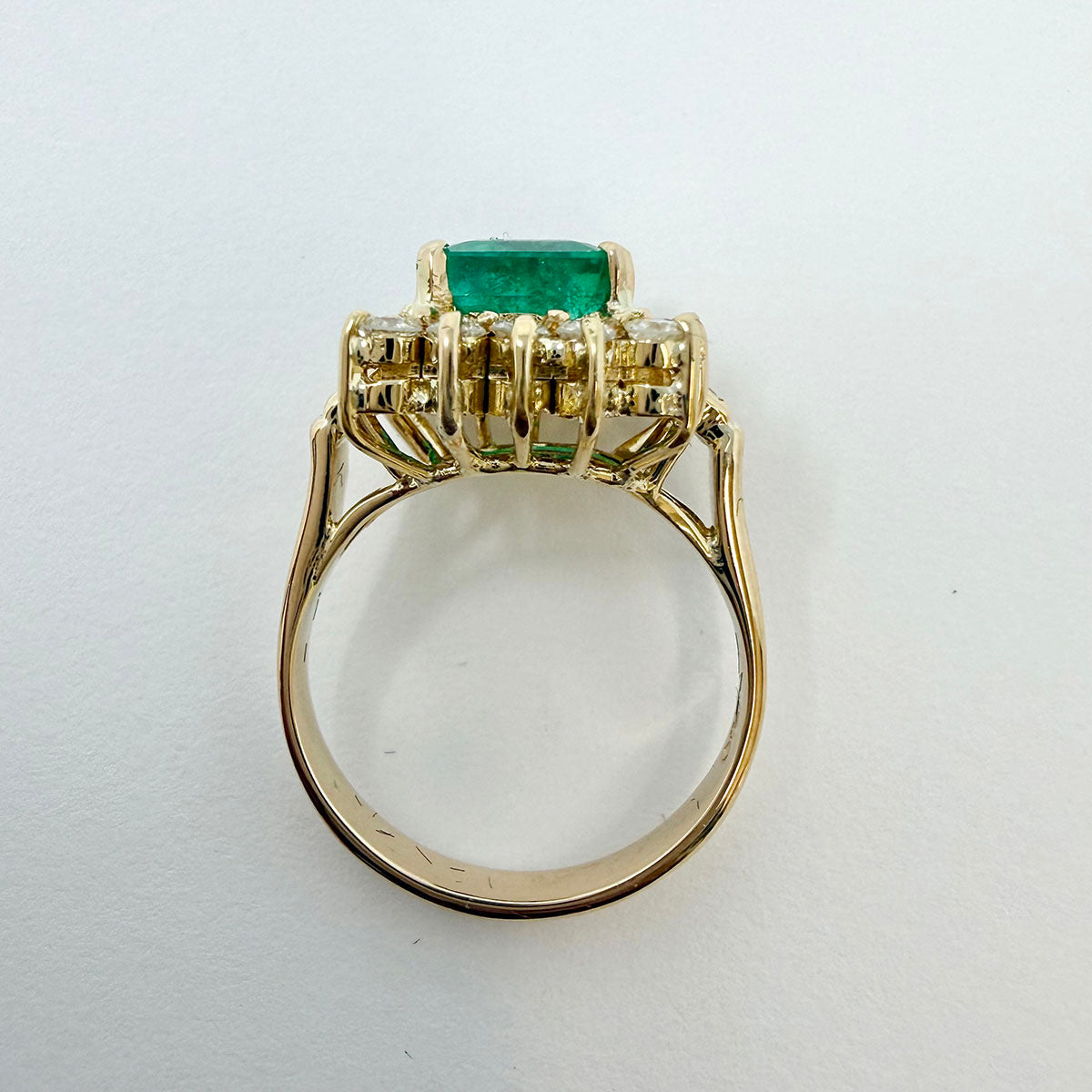 18K Gold Ring with Emerald and Diamonds