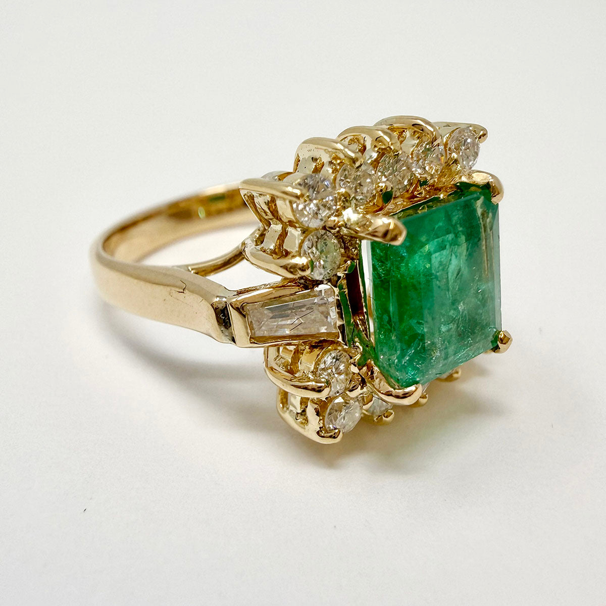 18K Gold Ring with Emerald and Diamonds