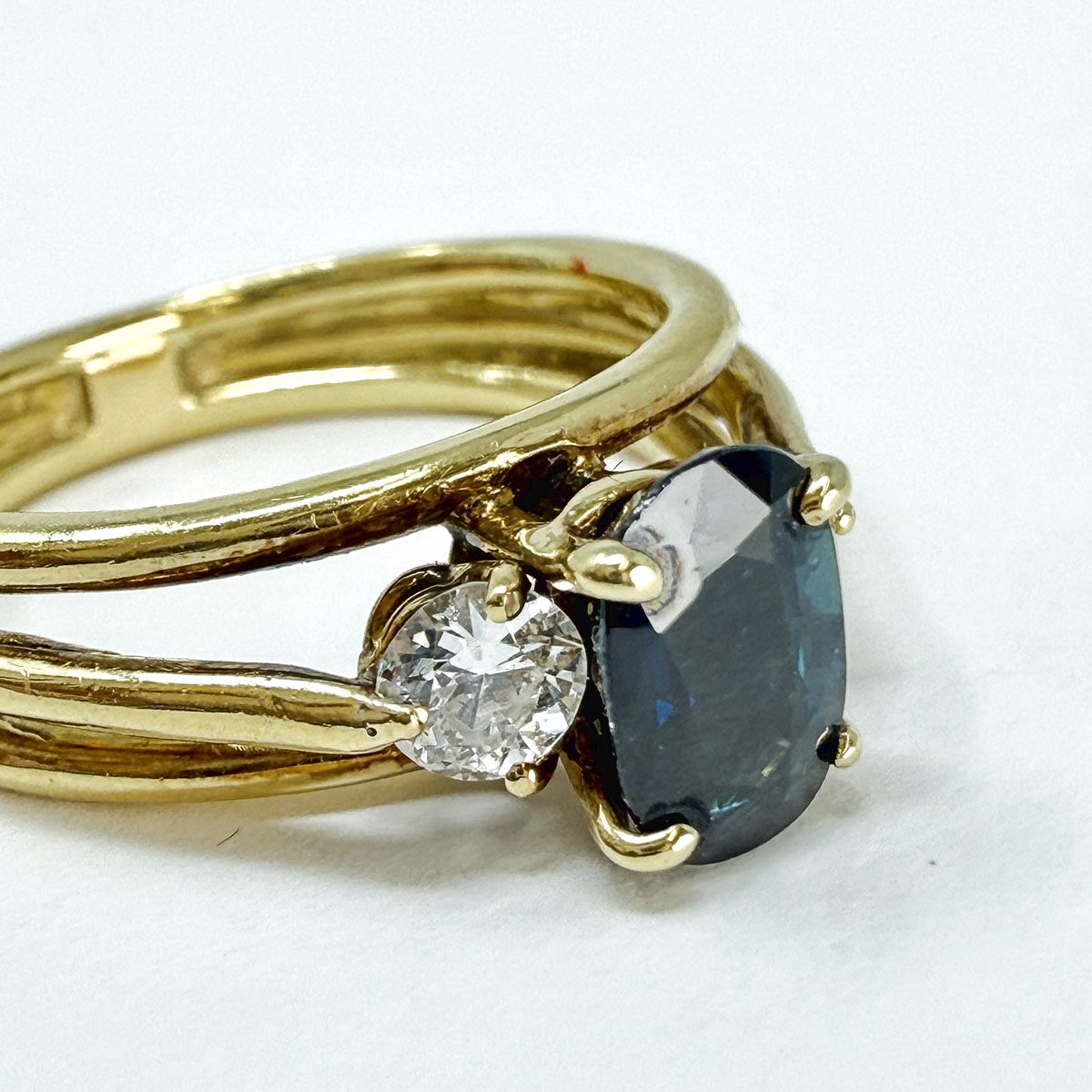 18K Gold Ring with Sapphire and Diamond