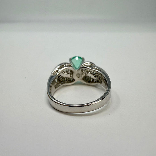 18K White Gold Ring with Diamond and Emerald