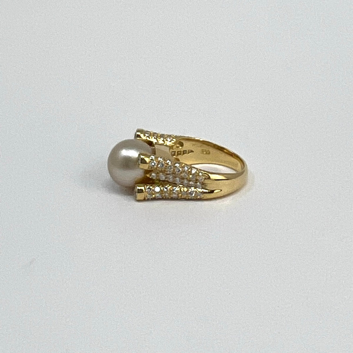 Tishman & Lipp 18K Gold Ring with 106 Diamonds and Golden Pearl