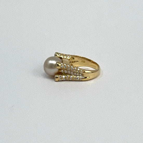 Tishman & Lipp 18K Gold Ring with 106 Diamonds and Golden Pearl