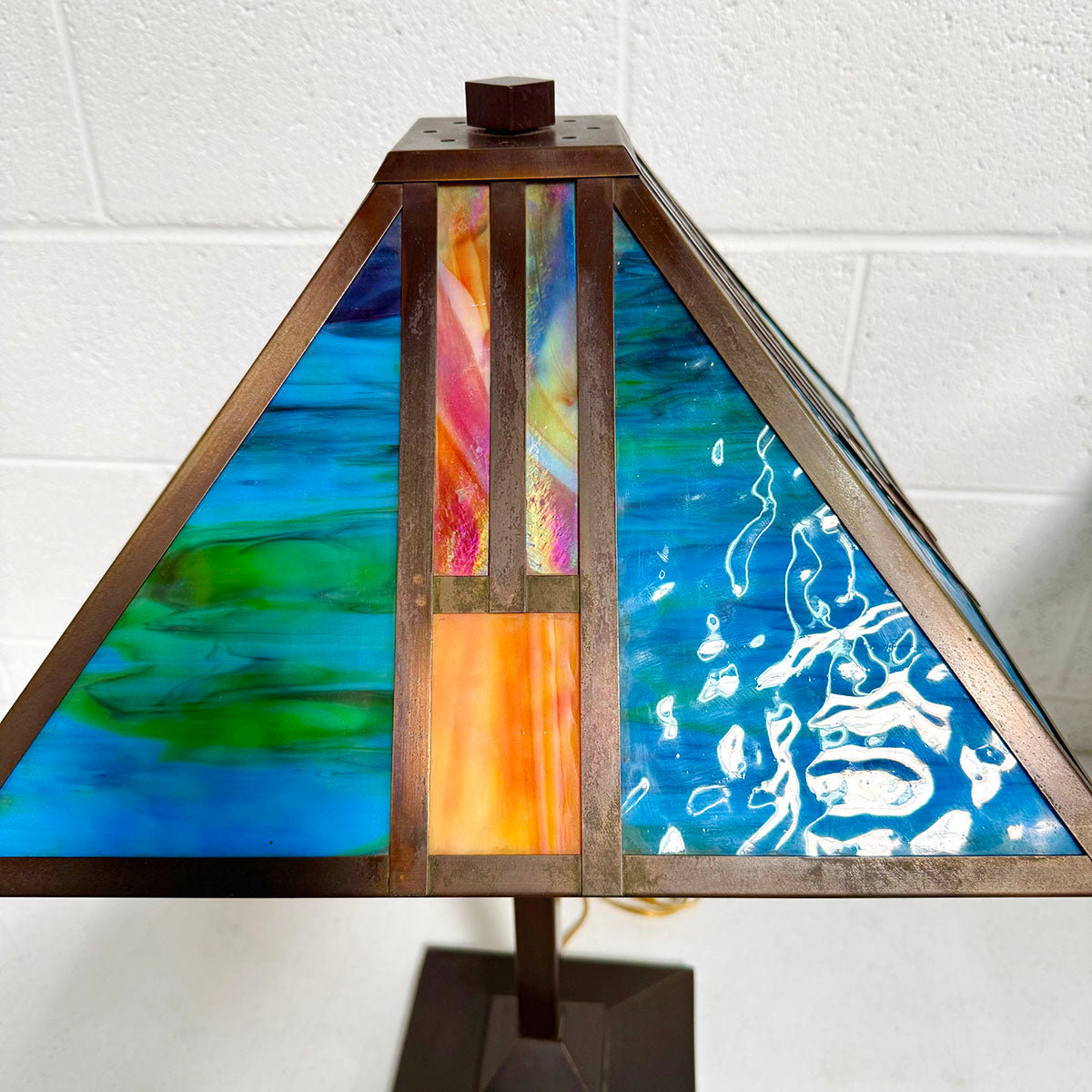 Pair of Tiffany-style mission stained glass table lamp with a bronze-like base