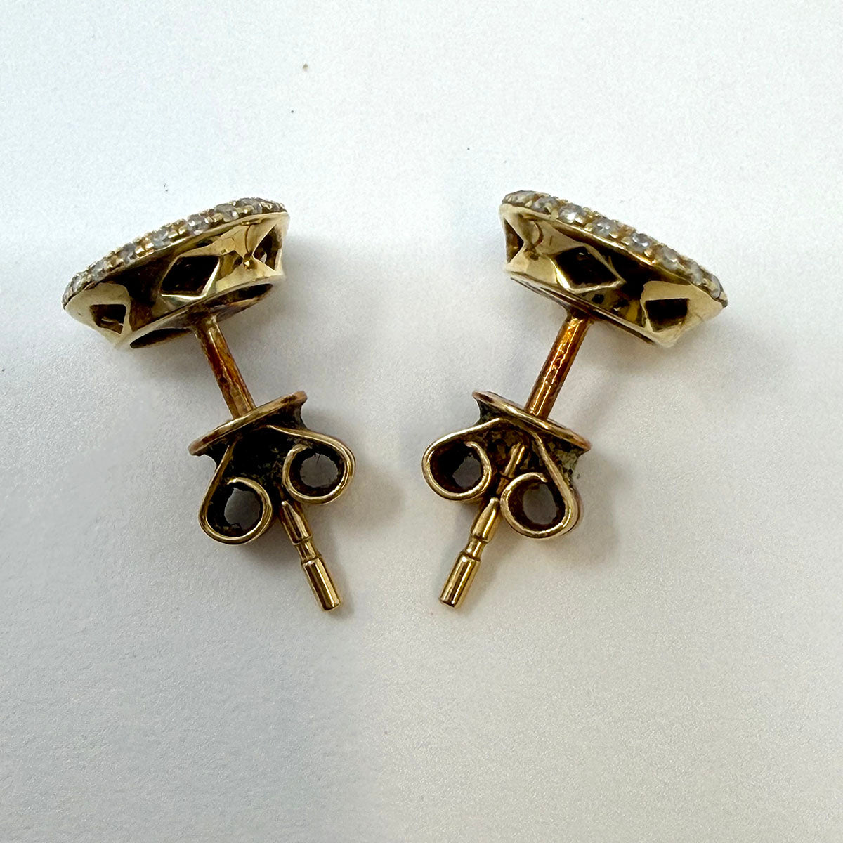 14K Gold Round Stud Earrings with Diamond