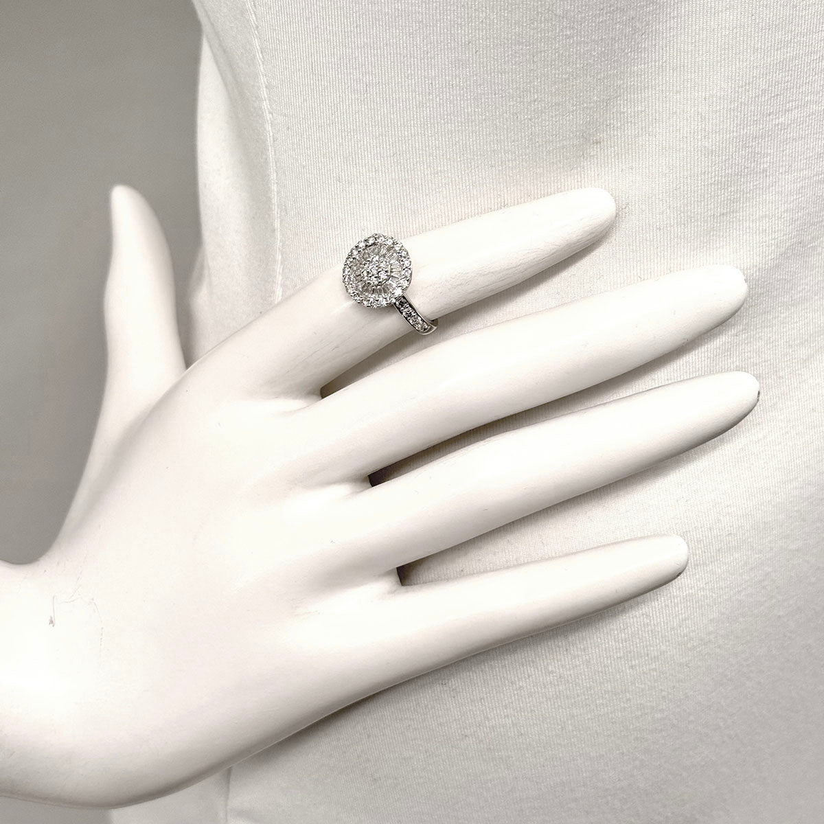 18K White Gold Ring with Diamonds