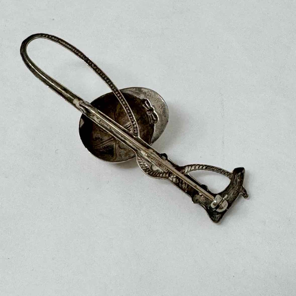 Jockey Pin