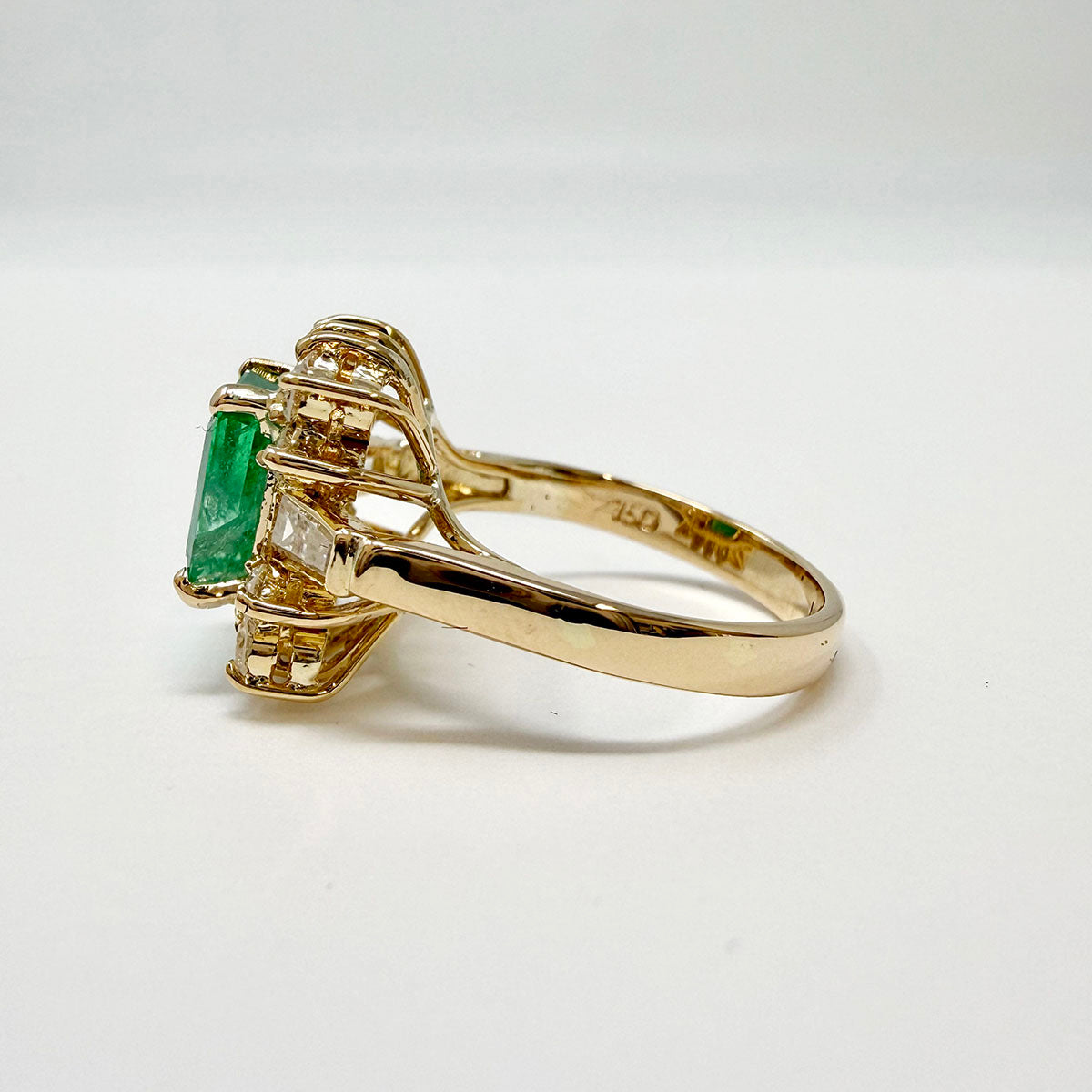 18K Gold Ring with Emerald and Diamonds