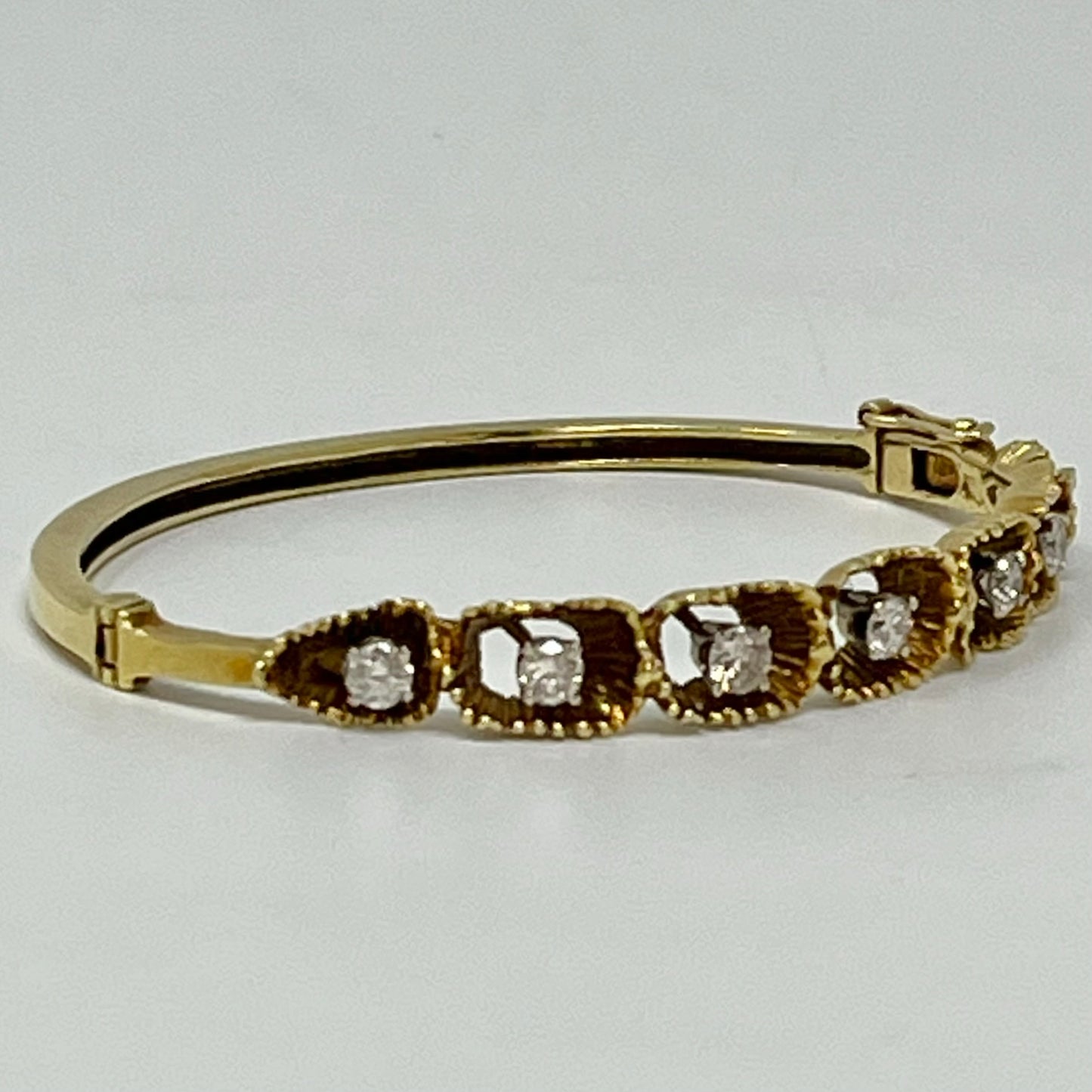 18K Gold Hinged Bracelet with 8 Diamonds