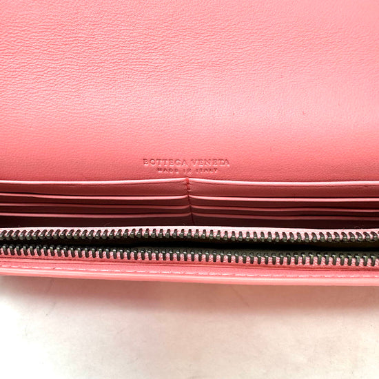 Bottega Veneta Intrecciato Wallet on the Chain