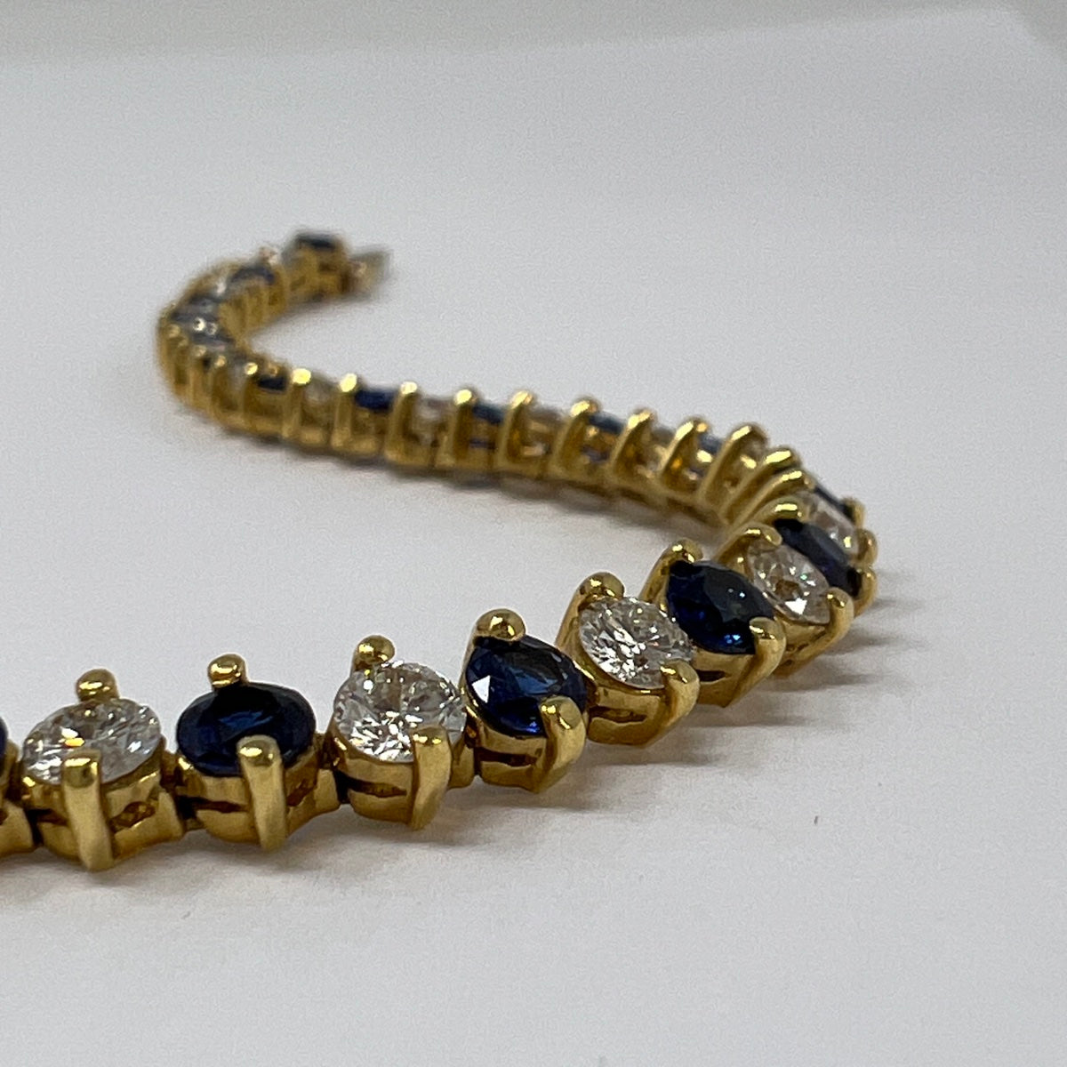 18K Gold Bracelet with Diamond and Sapphire