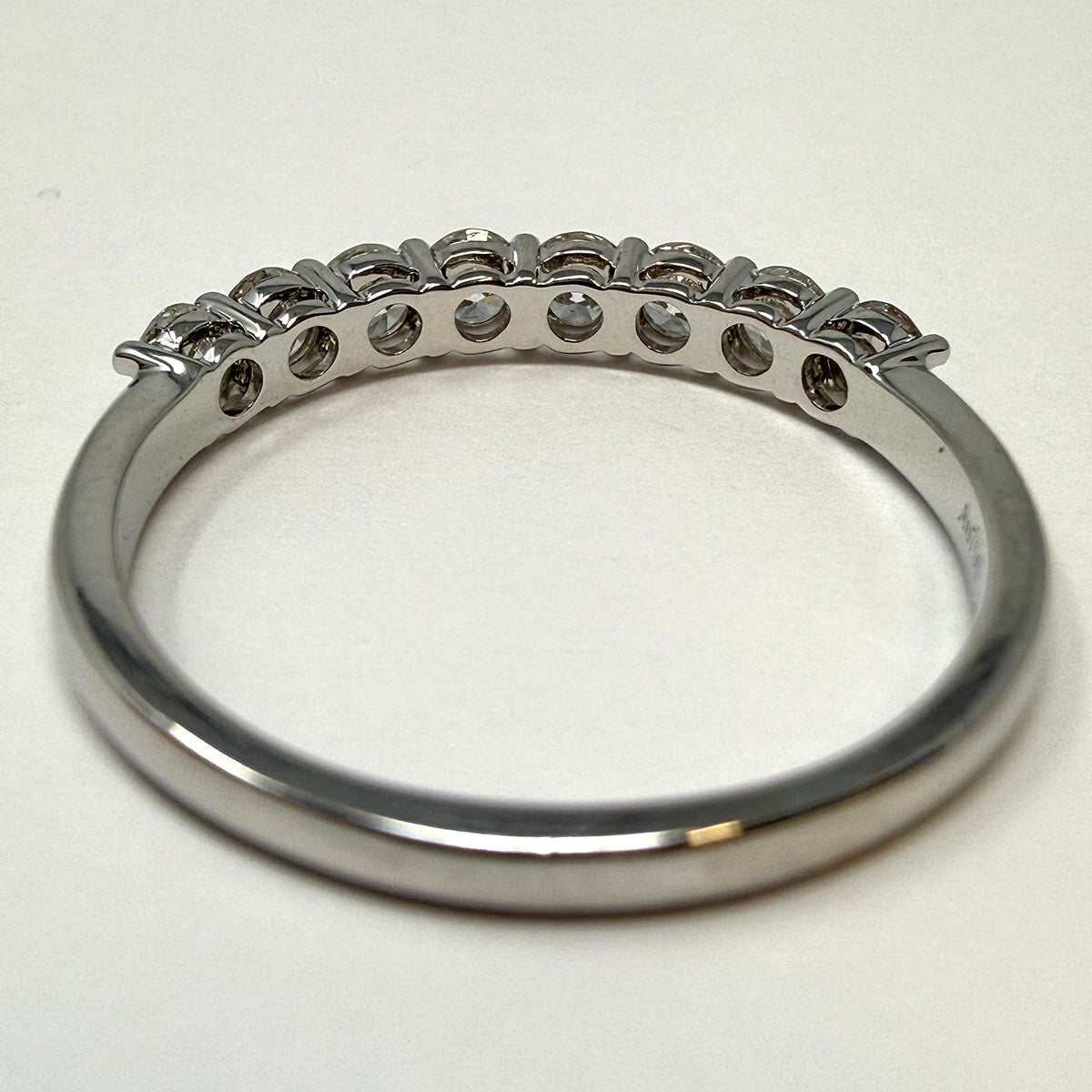 18K White Gold Ring with 8 Brilliant Cut Diamonds