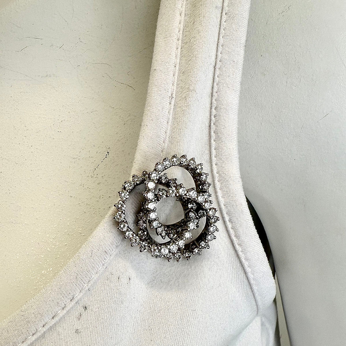 Vendorafa 18K White Gold Pin with Diamonds