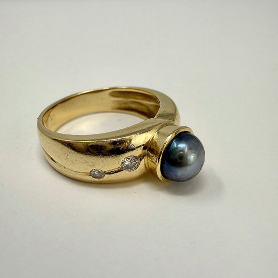 14K Gold Ring with Grey Pearl and 4 Diamonds