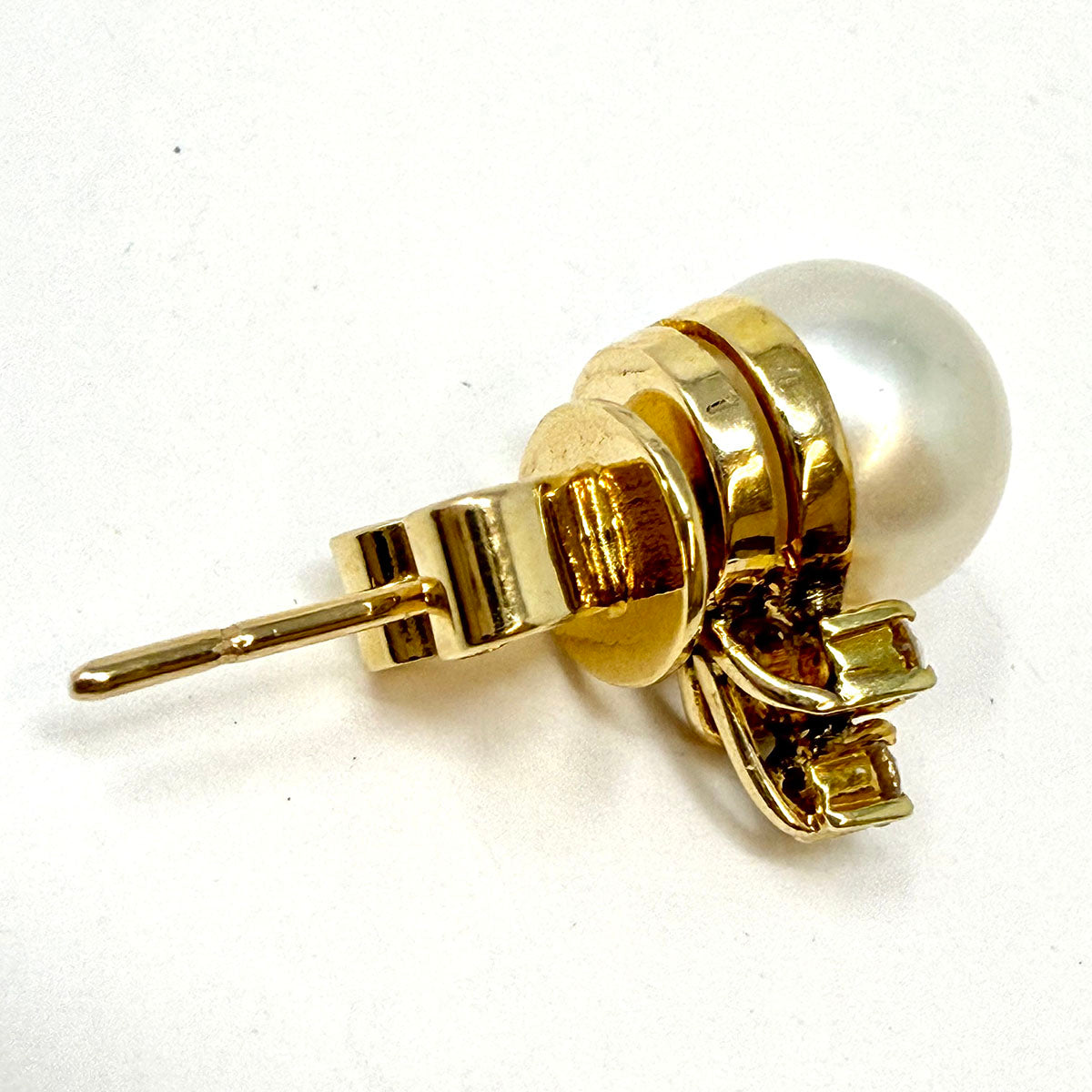 18K Gold Stud Earrings with Freshwater Pearl and 3 Diamonds