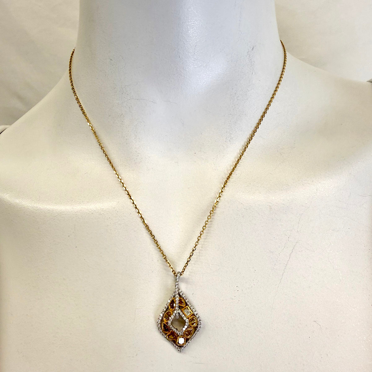 18K Gold Pendant Necklace with Diamond Pendant