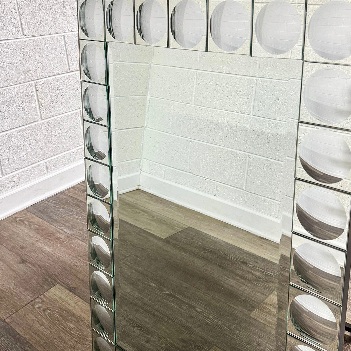 Decorative Wall Mirror Framed with Convex Mirrors