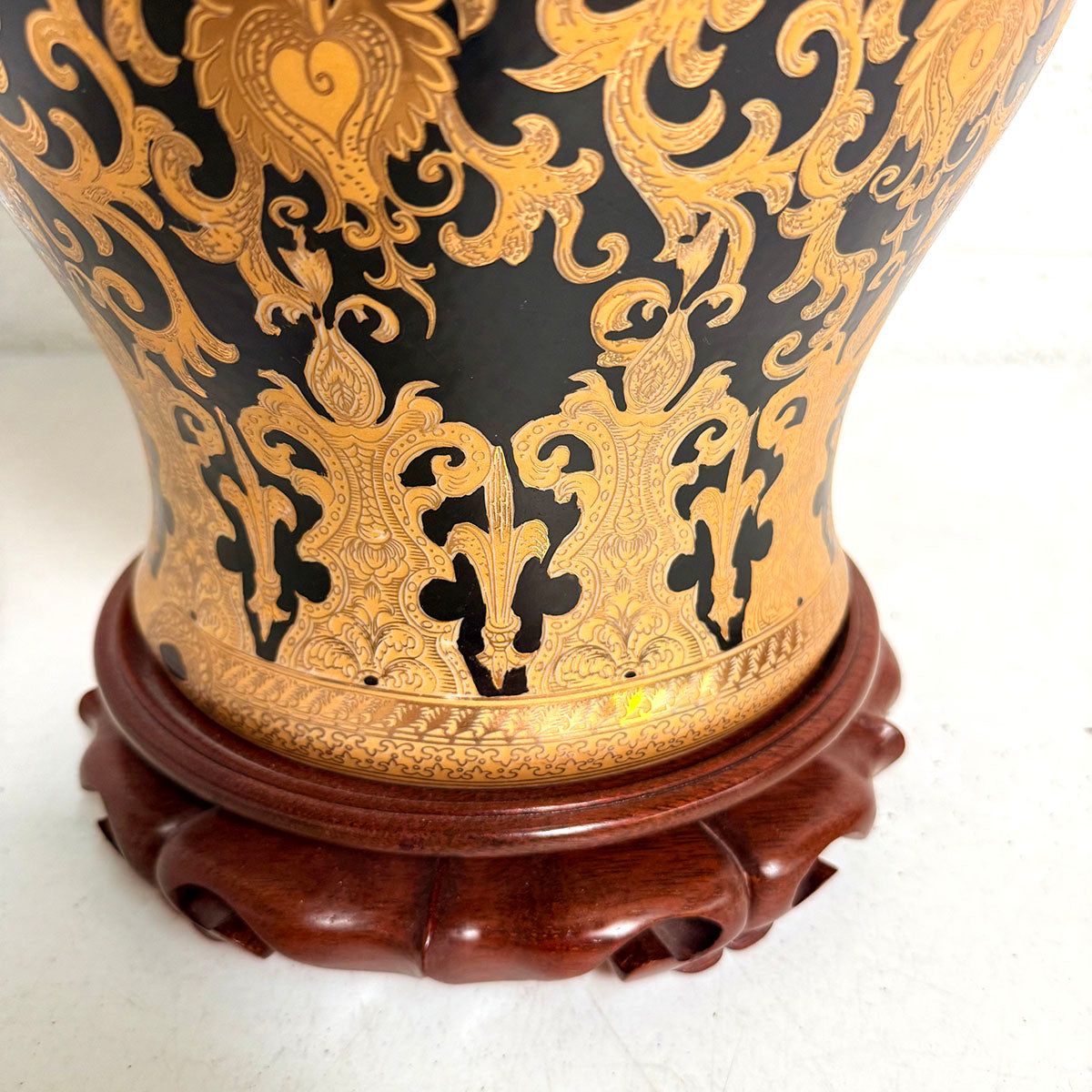 Asian Style Porcelain Jar Table Lamp (Frayed Shade)