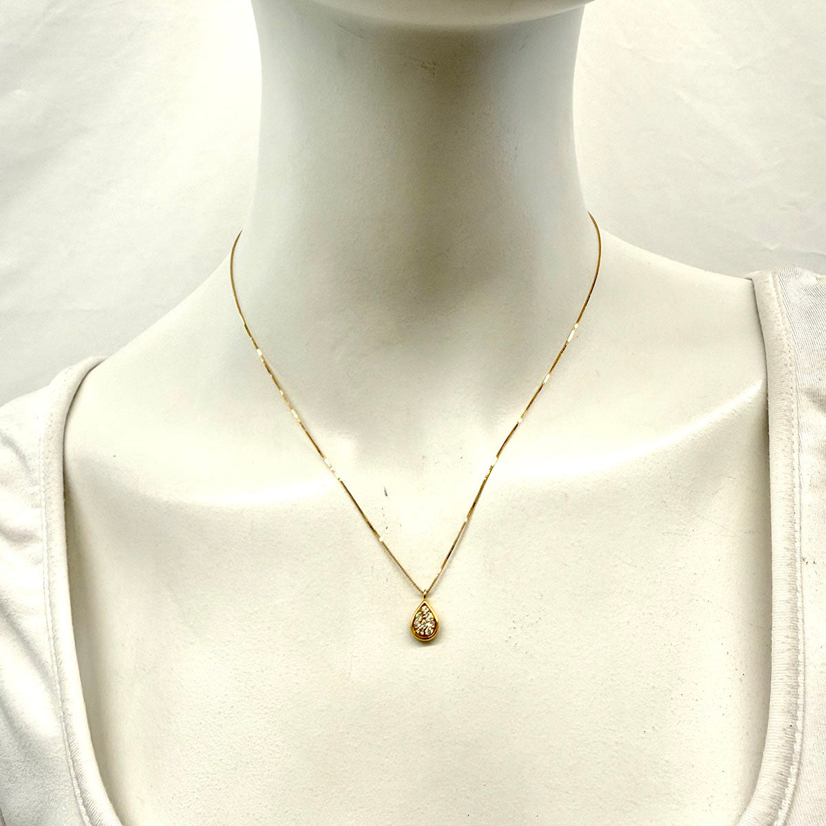 18K Gold Necklace with Diamond Pendant