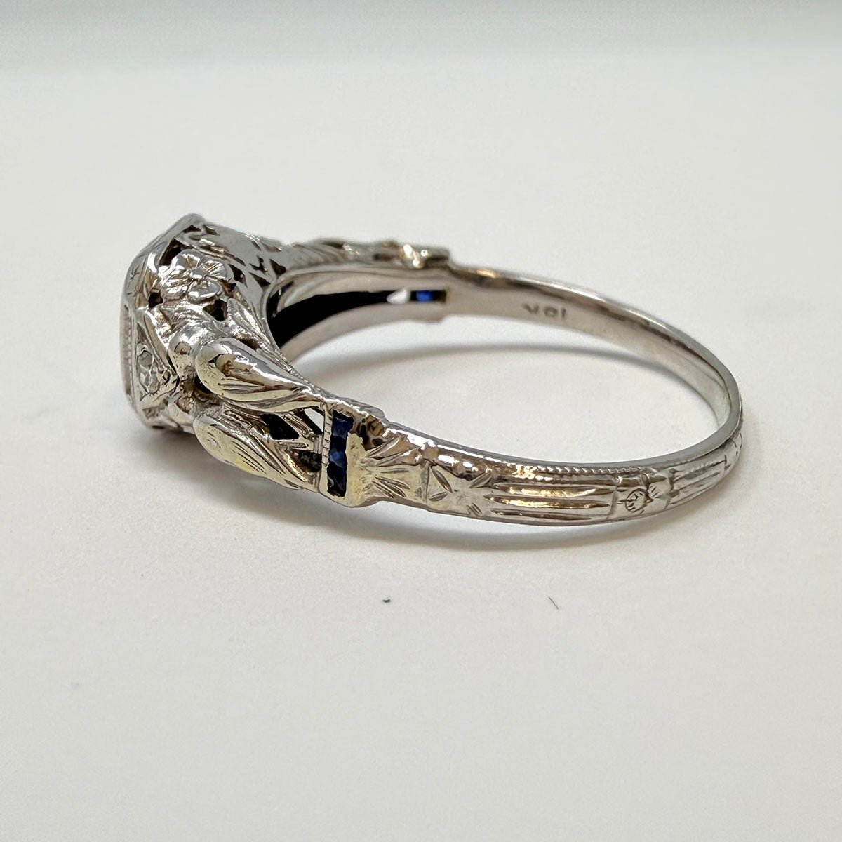 18K White Gold Antique Ring with Diamond