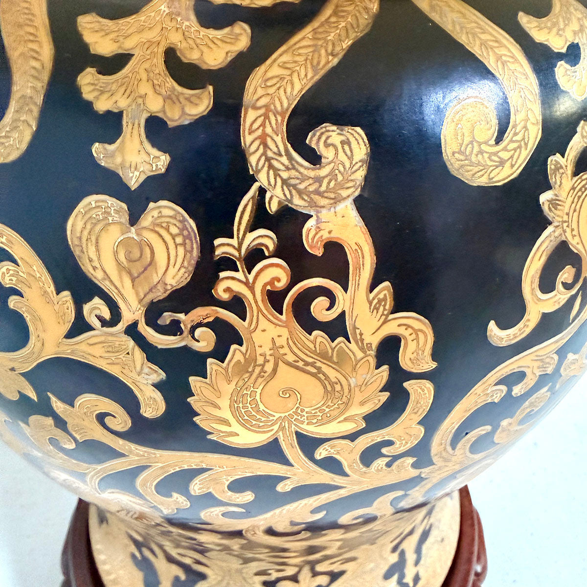 Asian Style Porcelain Jar Table Lamp (Frayed Shade)