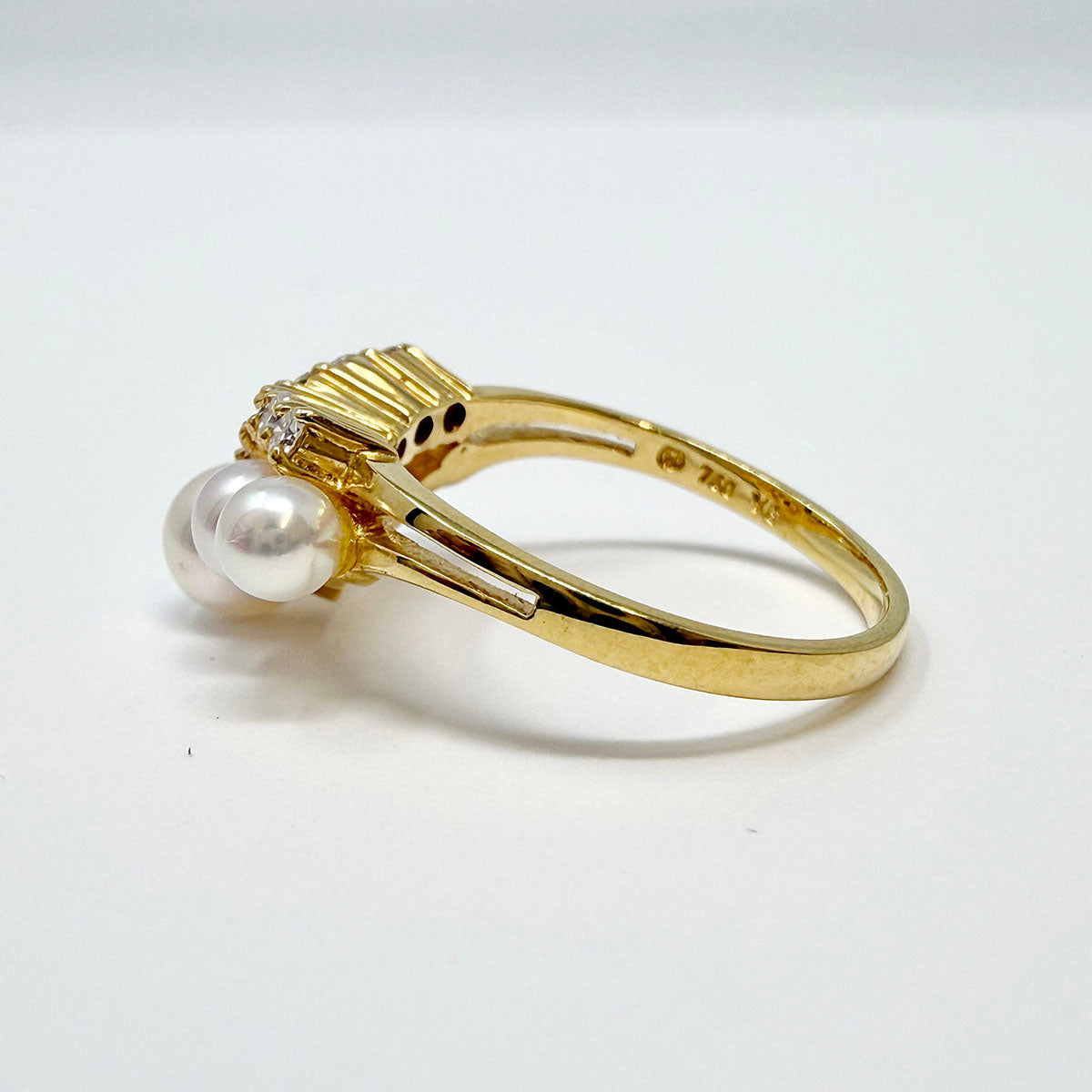 18K Gold Ring with Diamond and Pearl