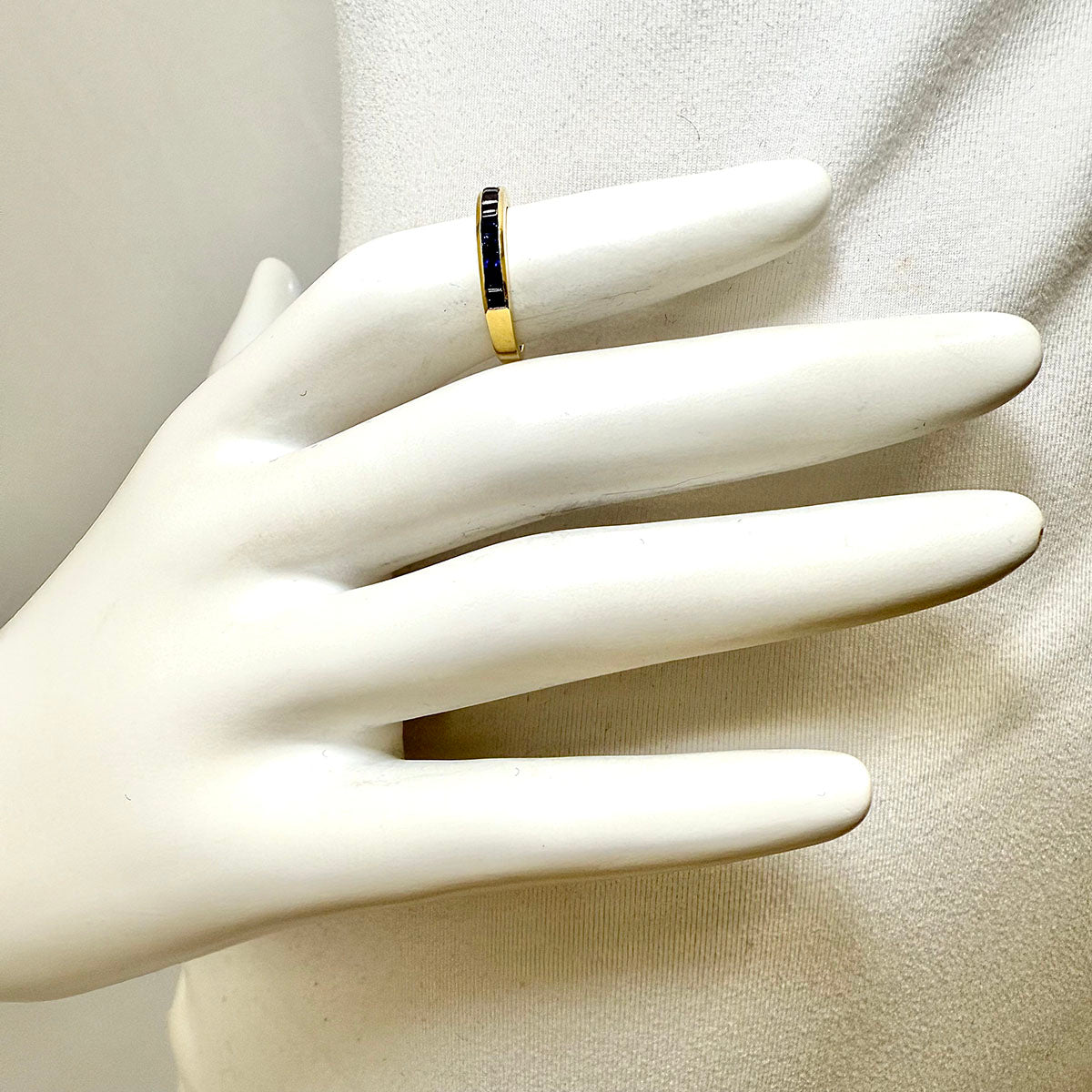 18K Gold Ring with 9 Sapphires