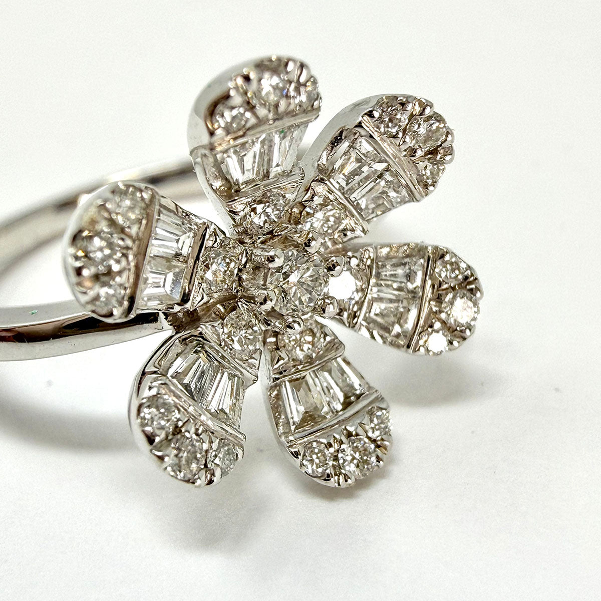 14K White Gold Flower Ring with Diamond