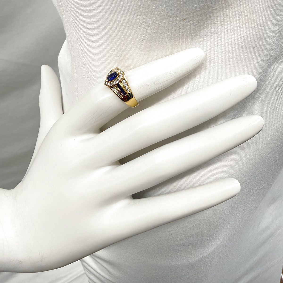 18K Gold Ring with Diamond and Sapphire