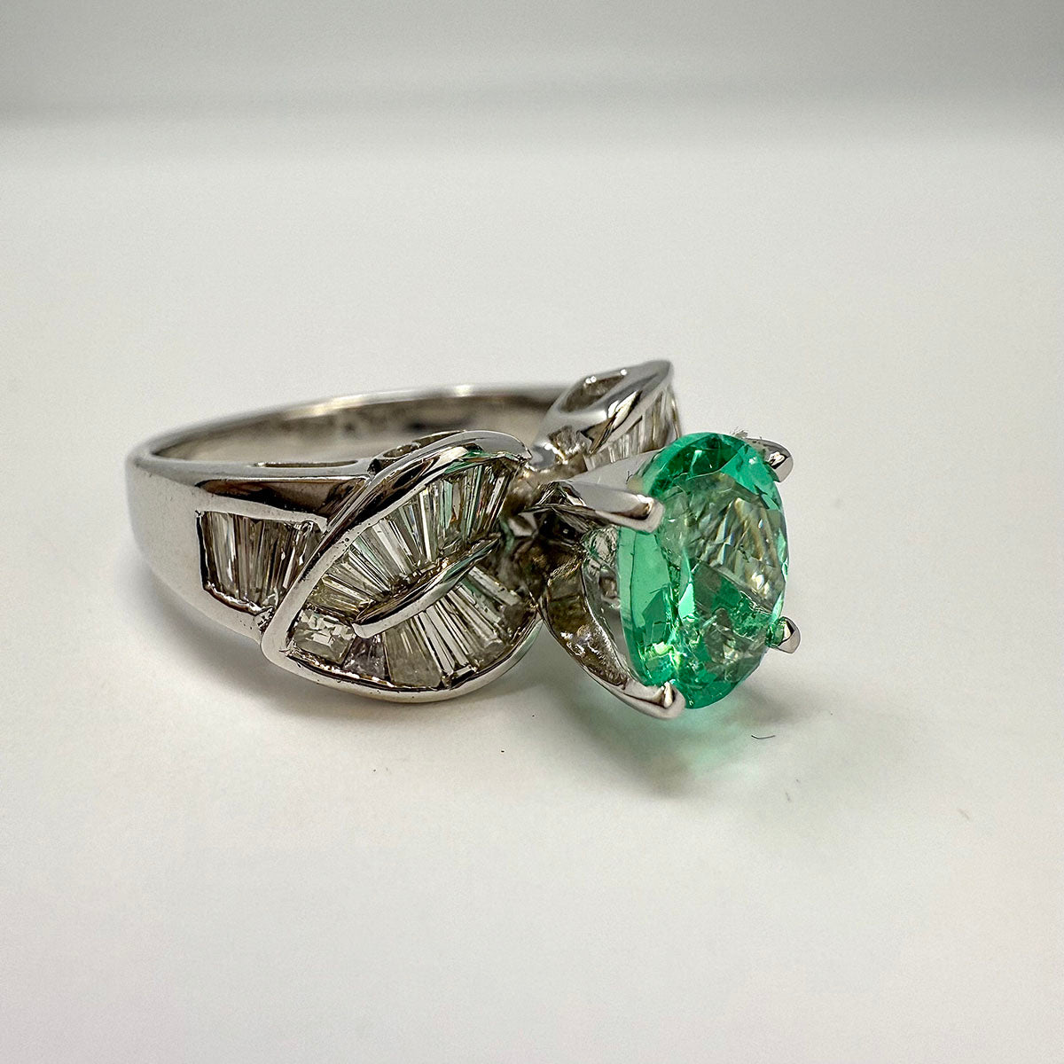 18K White Gold Ring with Diamond and Emerald