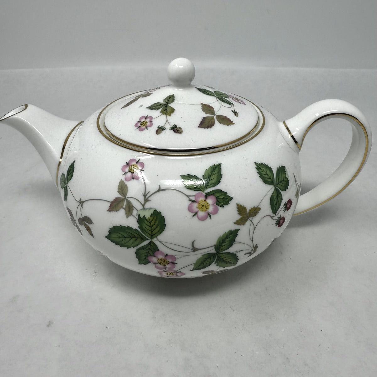 Wild Strawberry Teapot with 2 Cups/Saucers – North Shore Exchange