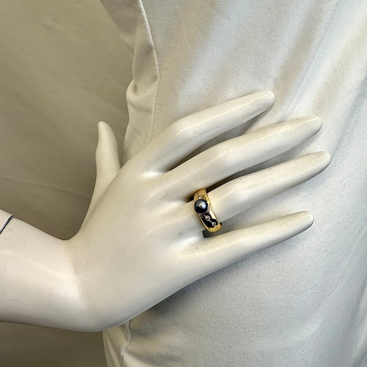 14K Gold Ring with Grey Pearl and 4 Diamonds