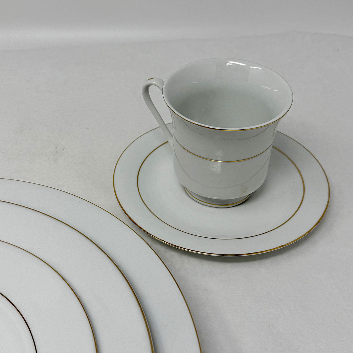 36 Pcs: 5 5Pc Place Settings Golden Traditions China +10xtrdshs & 1 Srvg Pltr