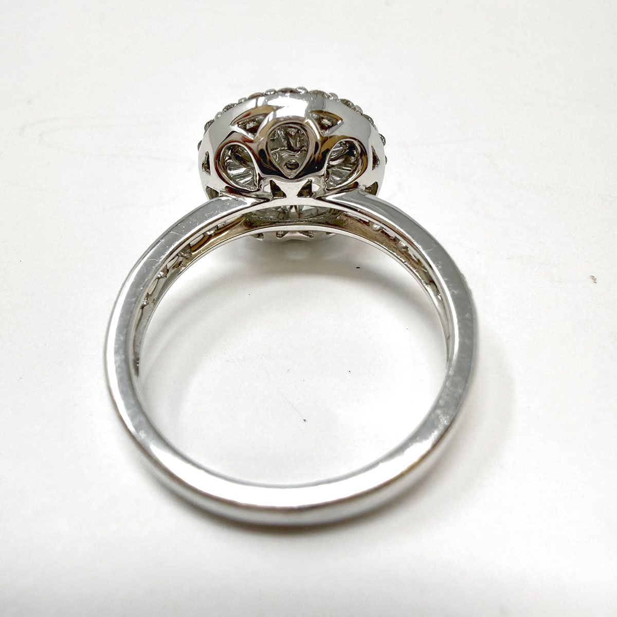 18K White Gold Ring with Diamonds