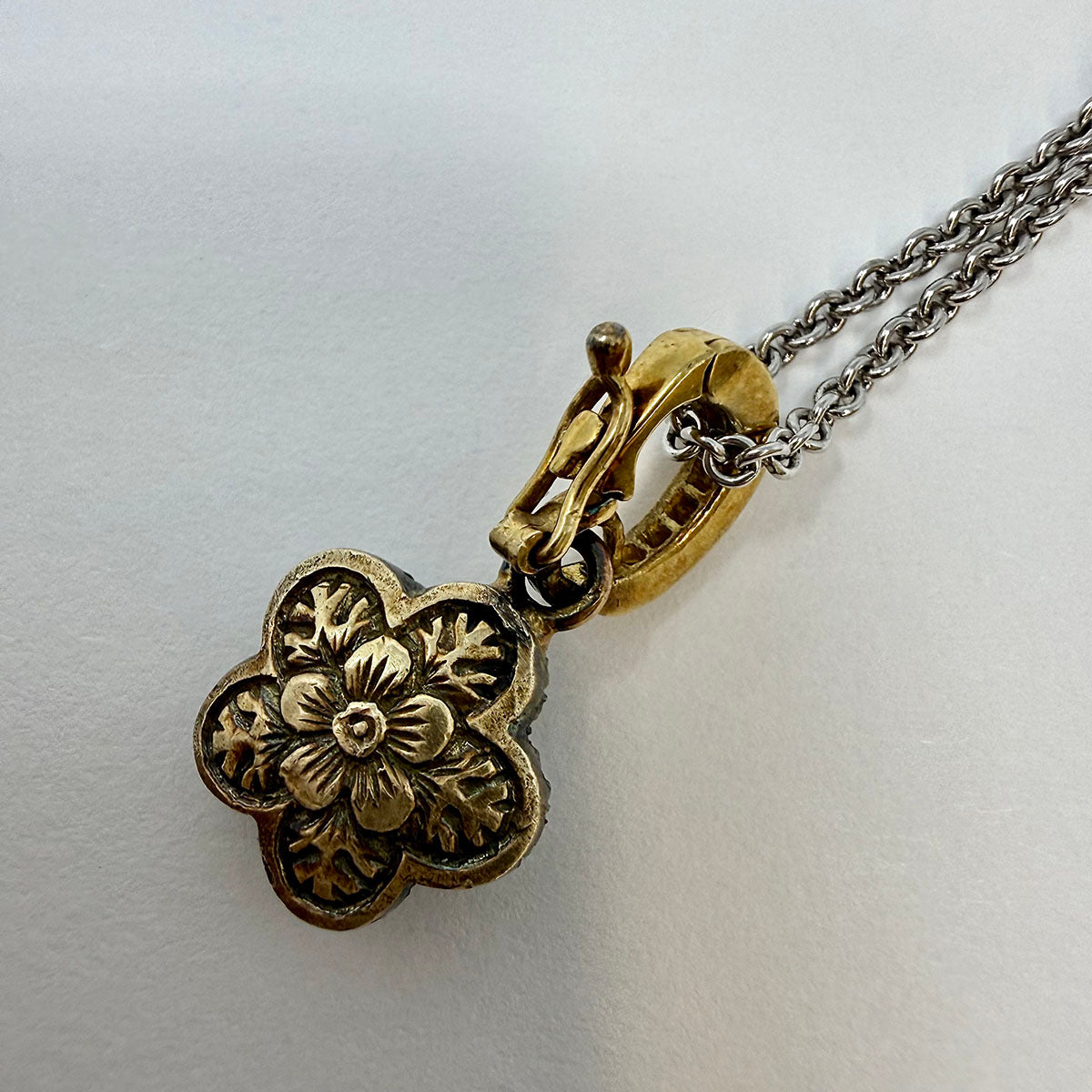 18K White Gold Diamond Flower Pendant Necklace