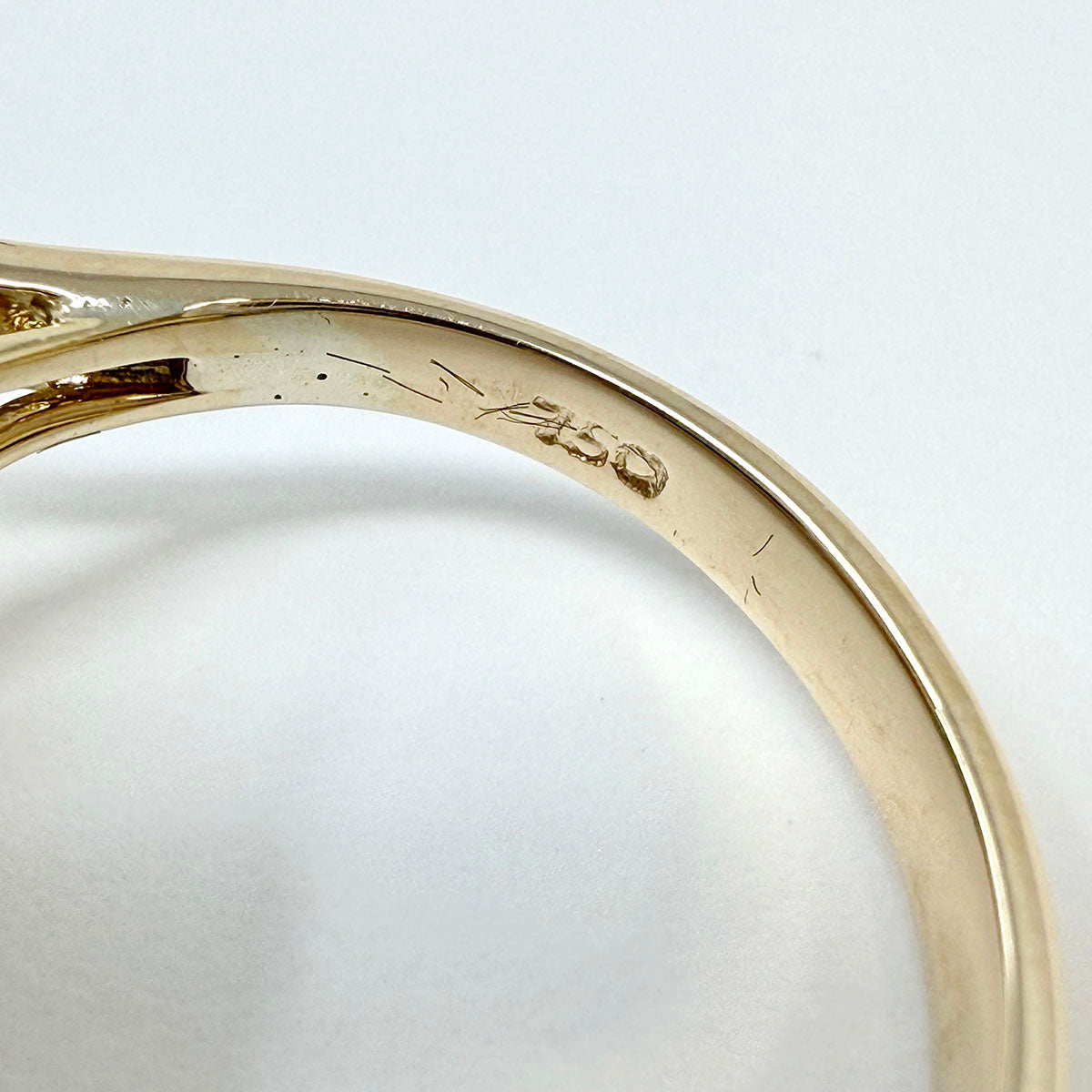 18K Gold Ring with Emerald and Diamonds
