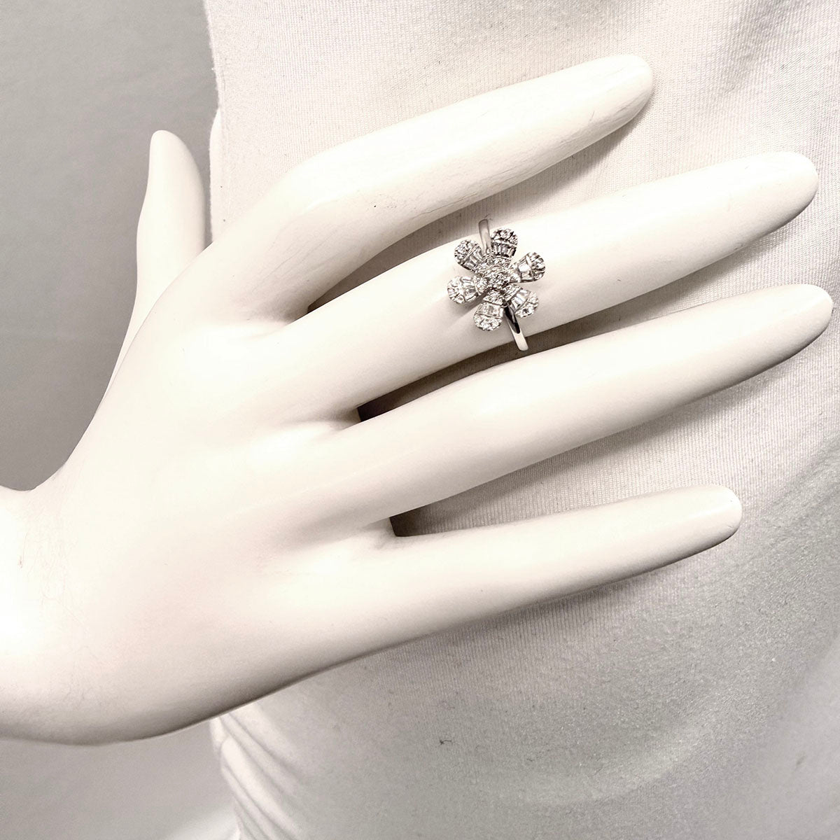 14K White Gold Flower Ring with Diamond