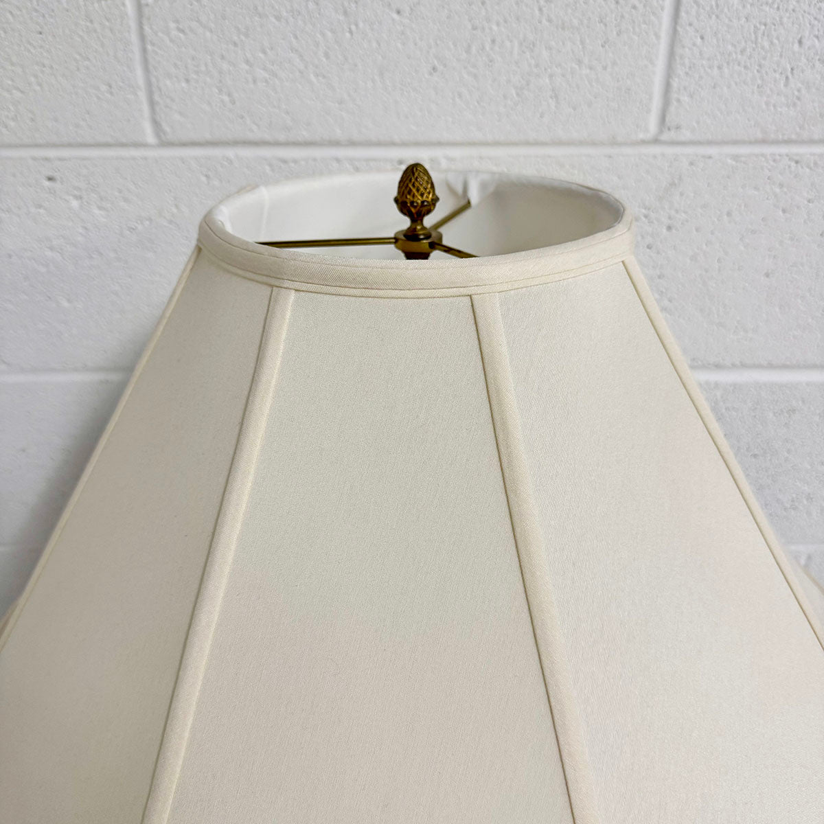 Vintage Hollywood Regency Urn Table Lamp with Gilded accents with Shade