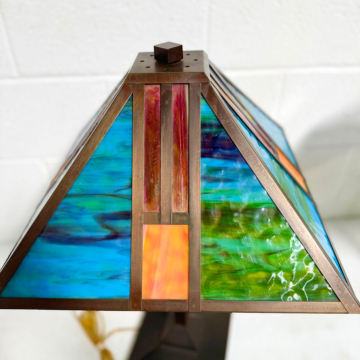 Pair of Tiffany-style mission stained glass table lamp with a bronze-like base
